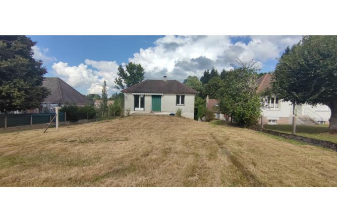 Maison sur les hauteurs de Felletin , superbe vue et grand jardin - B