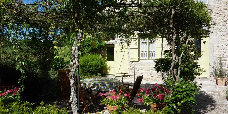 ENSEMBLE DE DEUX MAISONS EN PIERRE - H