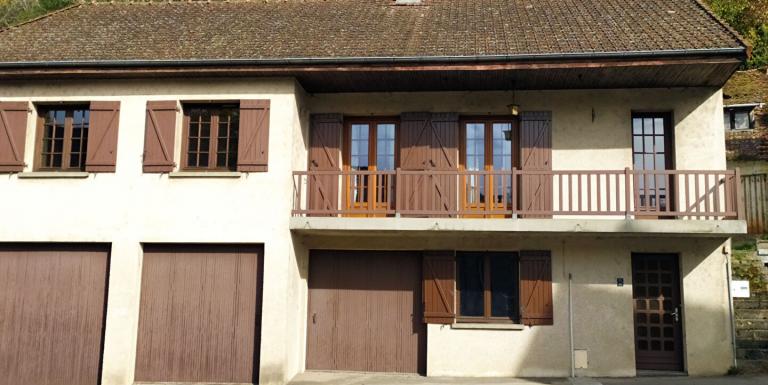 MAISON AVEC GARAGE ET EXTERIEUR