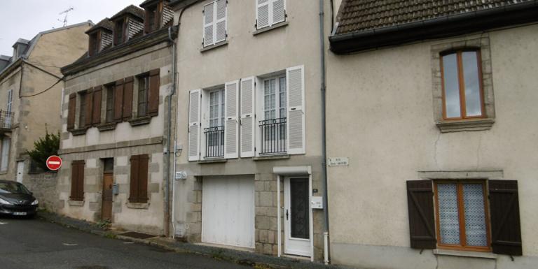 MAISON CENTRE VILLE , DEUX CHAMBRES , GARAGE , JARDIN EN FACE . - B