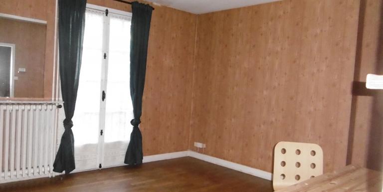 MAISON CENTRE VILLE , DEUX CHAMBRES , GARAGE , JARDIN EN FACE . - C