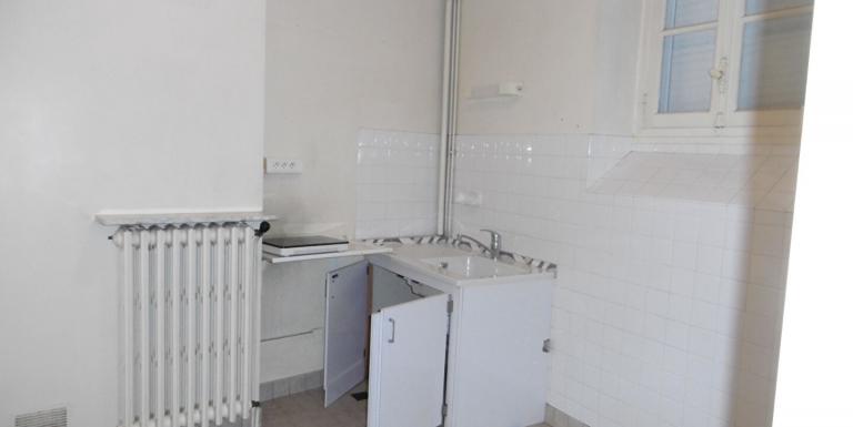 MAISON CENTRE VILLE , DEUX CHAMBRES , GARAGE , JARDIN EN FACE . - E
