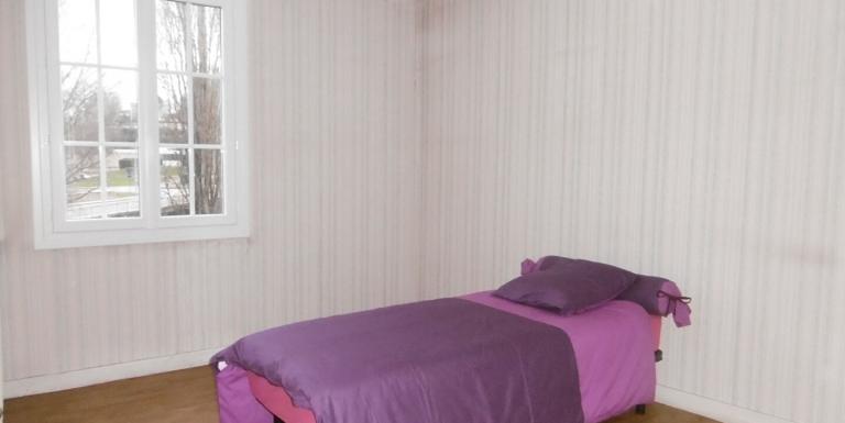 MAISON CENTRE VILLE , DEUX CHAMBRES , GARAGE , JARDIN EN FACE . - G