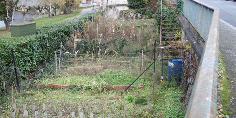 MAISON CENTRE VILLE , DEUX CHAMBRES , GARAGE , JARDIN EN FACE . - I