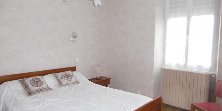 MAISON SUR SOUS SOL , QUATRE CHAMBRES , JARDIN ATTENANT - J