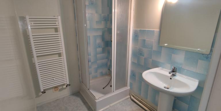 Secteur CHENERAILLES Maison 2 chambres, jardin et garage - F