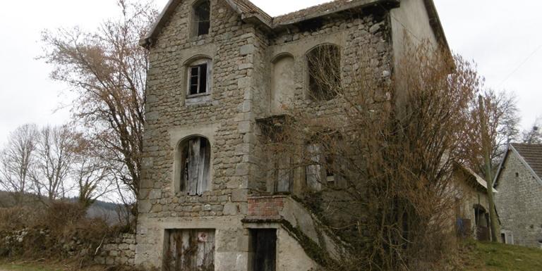 MAISON EN PIERRES A RENOVER , TERRAIN ATTENANT DE 600 M ² - A
