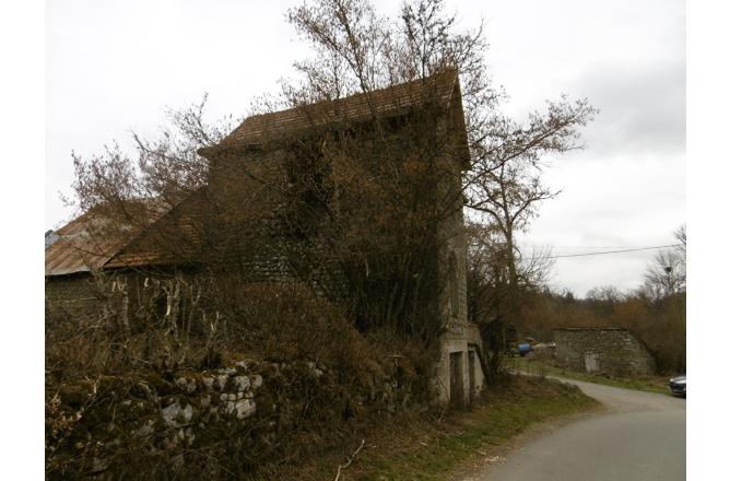 MAISON EN PIERRES A RENOVER , TERRAIN ATTENANT DE 600 M ² - B