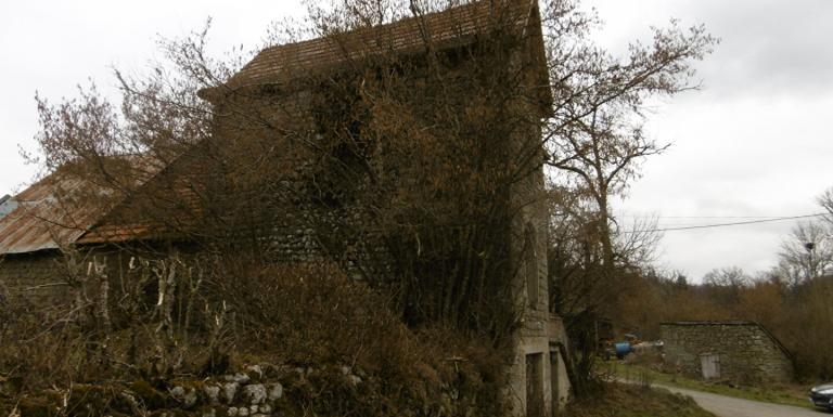 MAISON EN PIERRES A RENOVER , TERRAIN ATTENANT DE 600 M ² - B