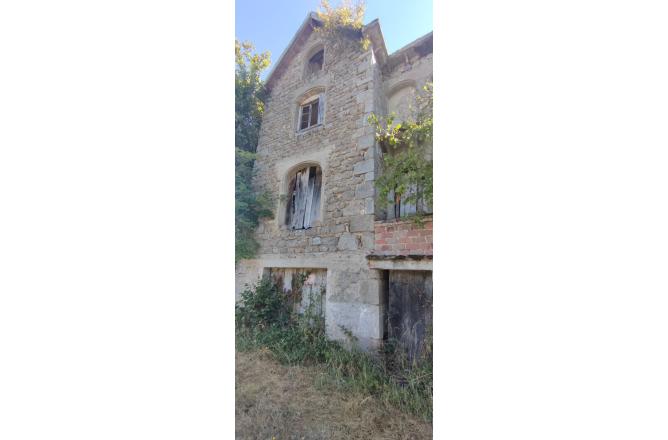 MAISON EN PIERRES A RENOVER , TERRAIN ATTENANT DE 600 M ² - C