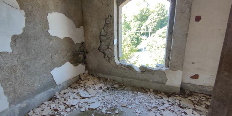 MAISON EN PIERRES A RENOVER , TERRAIN ATTENANT DE 600 M ² - D