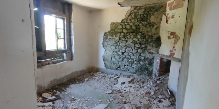 MAISON EN PIERRES A RENOVER , TERRAIN ATTENANT DE 600 M ² - E
