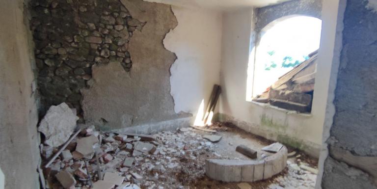 MAISON EN PIERRES A RENOVER , TERRAIN ATTENANT DE 600 M ² - F