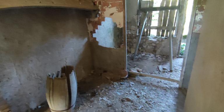 MAISON EN PIERRES A RENOVER , TERRAIN ATTENANT DE 600 M ² - G