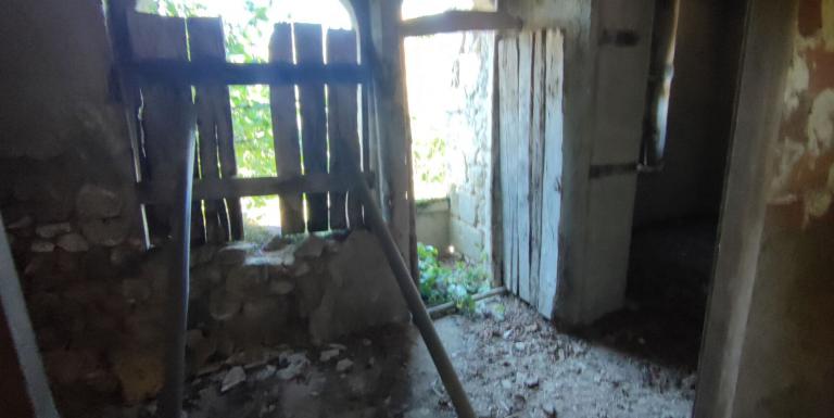 MAISON EN PIERRES A RENOVER , TERRAIN ATTENANT DE 600 M ² - H