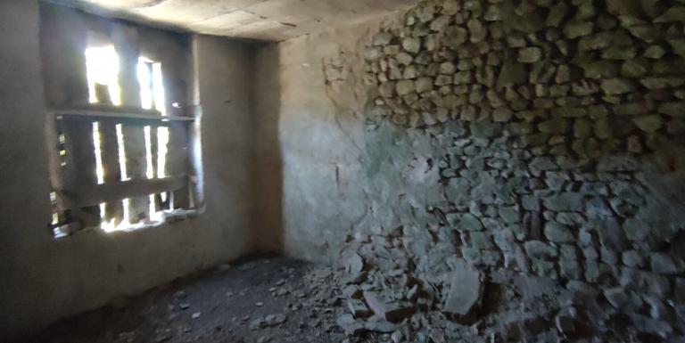MAISON EN PIERRES A RENOVER , TERRAIN ATTENANT DE 600 M ² - I