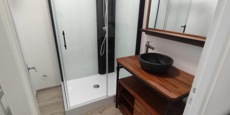 APPARTEMENT REFAIT A NEUF RARE SUR LE MARCHE - L