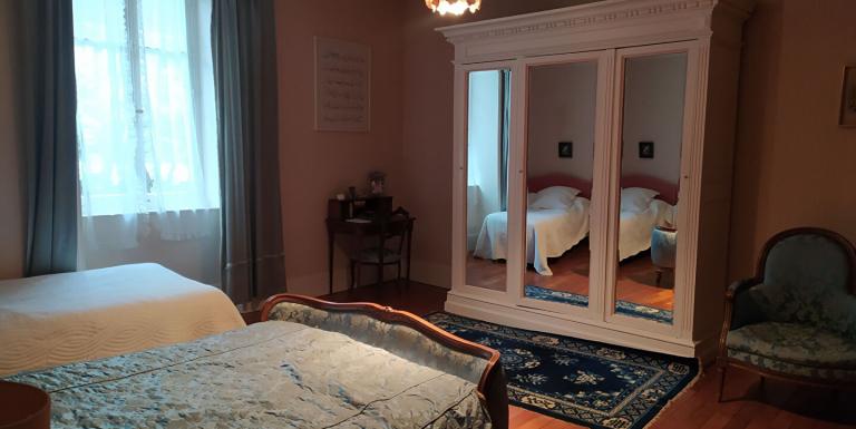 Propriété sur 1hectare 50, Maison de Maître et trois maisons secondaires - M