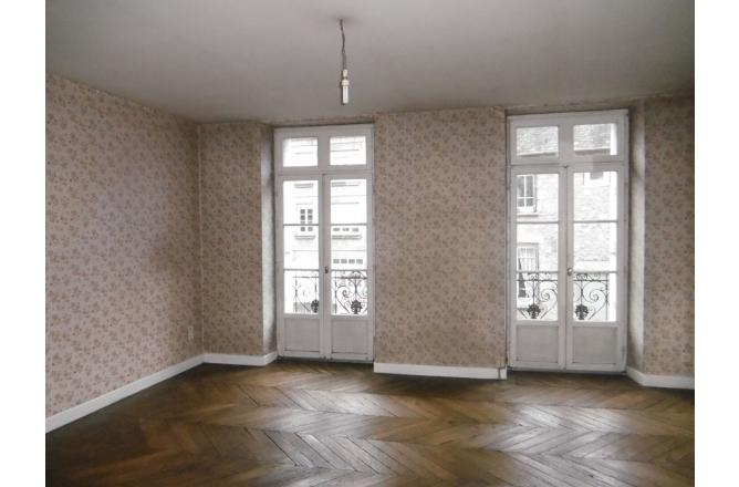 IMMEUBLE AUBUSSON SIX APPARTEMENTS LIBRES - B