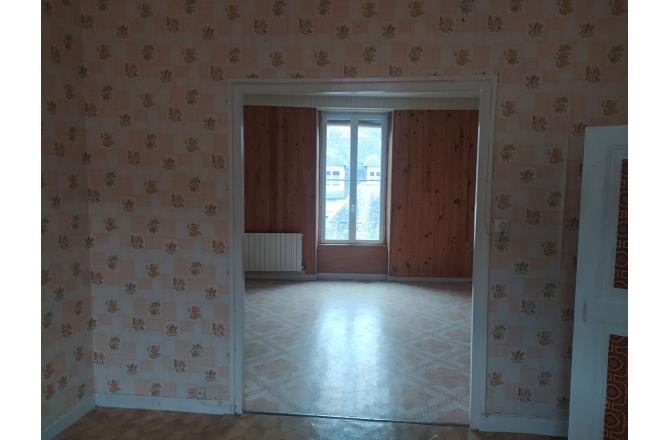 IMMEUBLE AUBUSSON SIX APPARTEMENTS LIBRES - C