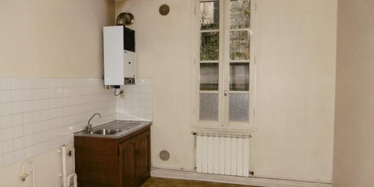 IMMEUBLE AUBUSSON SIX APPARTEMENTS LIBRES - D