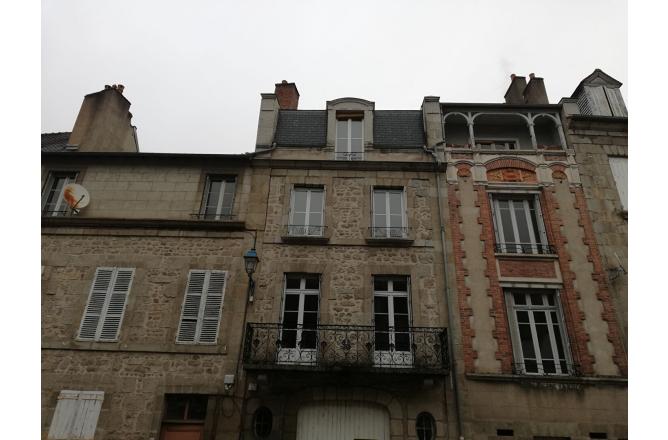 IMMEUBLE AUBUSSON SIX APPARTEMENTS LIBRES - D