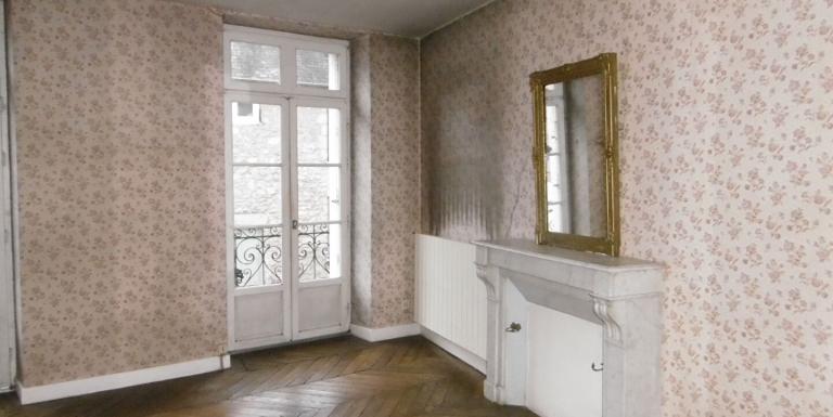IMMEUBLE AUBUSSON SIX APPARTEMENTS LIBRES - E