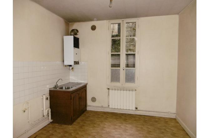 IMMEUBLE AUBUSSON SIX APPARTEMENTS LIBRES - F