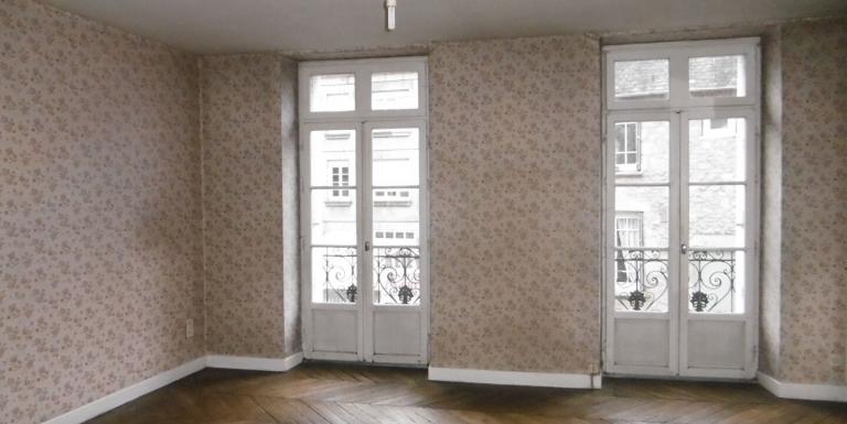 IMMEUBLE AUBUSSON SIX APPARTEMENTS LIBRES - F