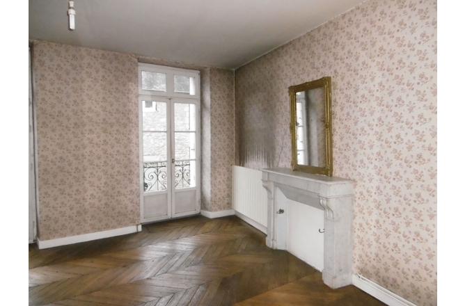 IMMEUBLE AUBUSSON SIX APPARTEMENTS LIBRES - G