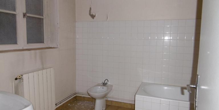 IMMEUBLE AUBUSSON SIX APPARTEMENTS LIBRES - G