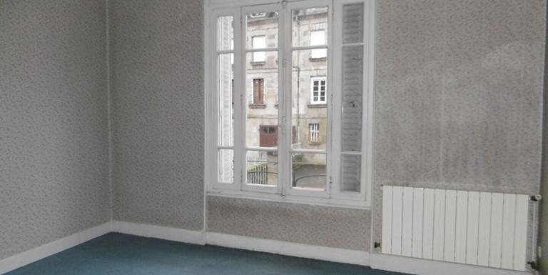 IMMEUBLE AUBUSSON SIX APPARTEMENTS LIBRES - H