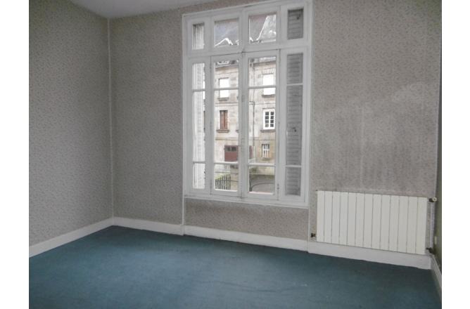 IMMEUBLE AUBUSSON SIX APPARTEMENTS LIBRES - I