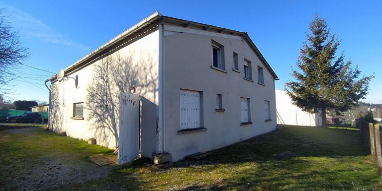 AUBUSSON Bâtiment de 145 M2 avec habitation de 95 m2 habitable - C