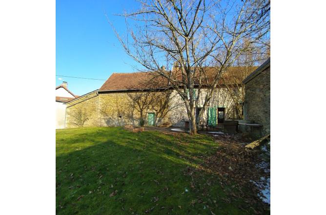 MAISON DE CAMPAGNE AVEC PETIT JARDIN ET DEPENDANCE - B