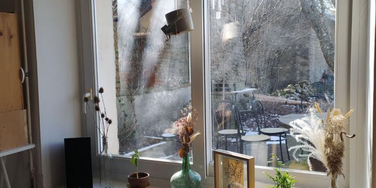 MAISON DE CAMPAGNE AVEC PETIT JARDIN ET DEPENDANCE - F