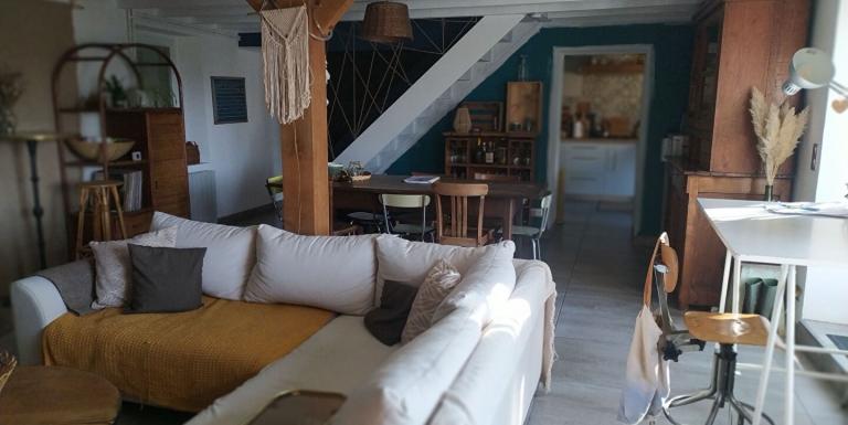 MAISON DE CAMPAGNE AVEC PETIT JARDIN ET DEPENDANCE - G