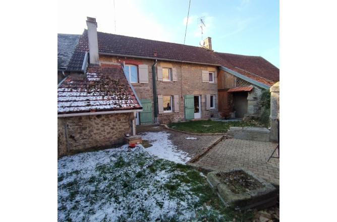 MAISON DE CAMPAGNE AVEC PETIT JARDIN ET DEPENDANCE - L