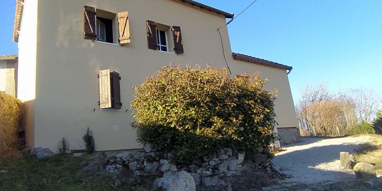 MAISON DANS UN PETIT BOURG AVEC TERRAIN ATTENANT