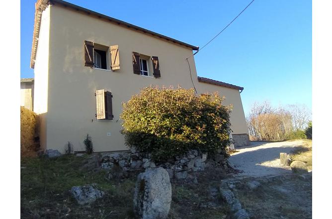 MAISON DANS UN PETIT BOURG AVEC TERRAIN ATTENANT - A