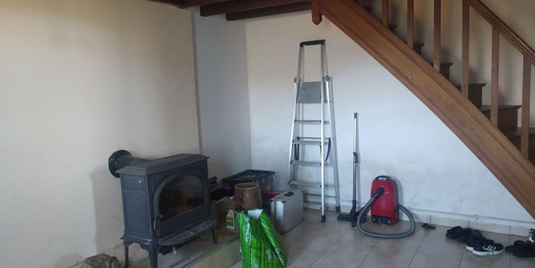 MAISON DANS UN PETIT BOURG AVEC TERRAIN ATTENANT - E