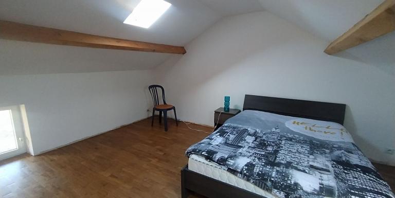 MAISON DANS UN PETIT BOURG AVEC TERRAIN ATTENANT - F