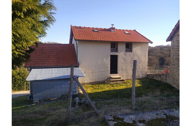 MAISON DANS UN PETIT BOURG AVEC TERRAIN ATTENANT - G