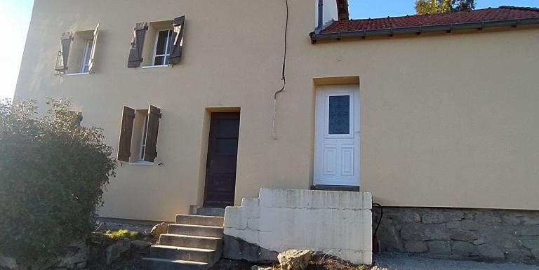 MAISON DANS UN PETIT BOURG AVEC TERRAIN ATTENANT - H