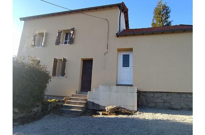 MAISON DANS UN PETIT BOURG AVEC TERRAIN ATTENANT - H