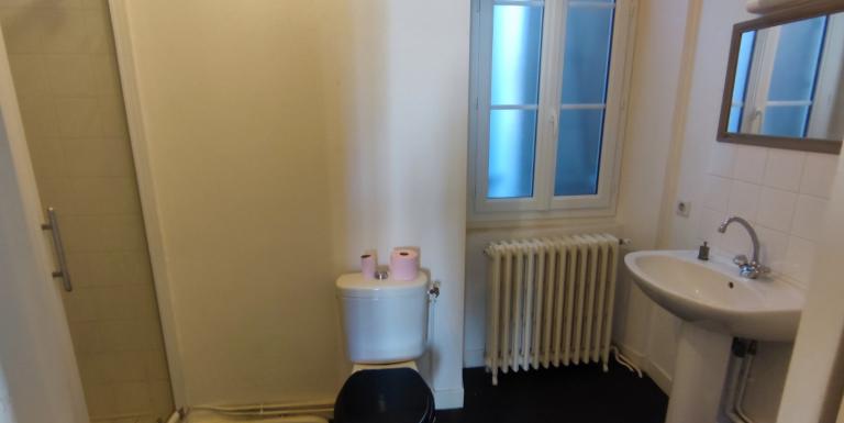 Appartement F2 avec terrasse en Centre ville Quartier calme - D