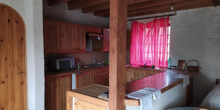 MAISON EN PIERRES A RENOVER - B