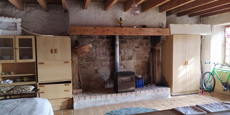 MAISON EN PIERRES A RENOVER - C