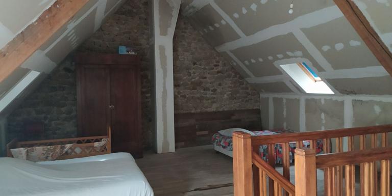 MAISON EN PIERRES A RENOVER - F