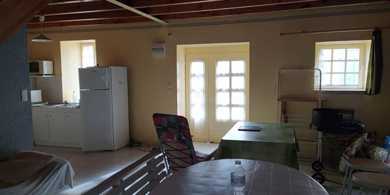 MAISON EN PIERRES A RENOVER - G